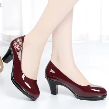Kadınlar Sevimli Avrupa Şık Yuvarlak Ayak Siyah Pu Deri Kare Topuk Pompaları Bayan Rahat Şarap Kırmızı Konfor Yaz Topuk Ayakkabı E6960