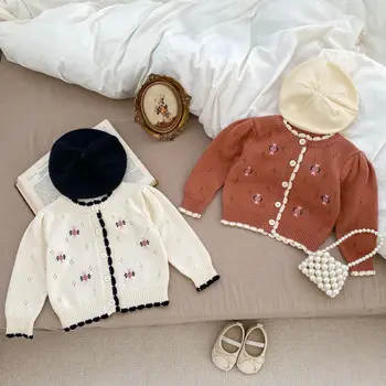Kış Bebek Kız Giysileri Kazak 2023 Sonbahar Yeni O-boyun Uzun Kollu Örme el nakışı Ceket Düz Renk Tek Göğüslü